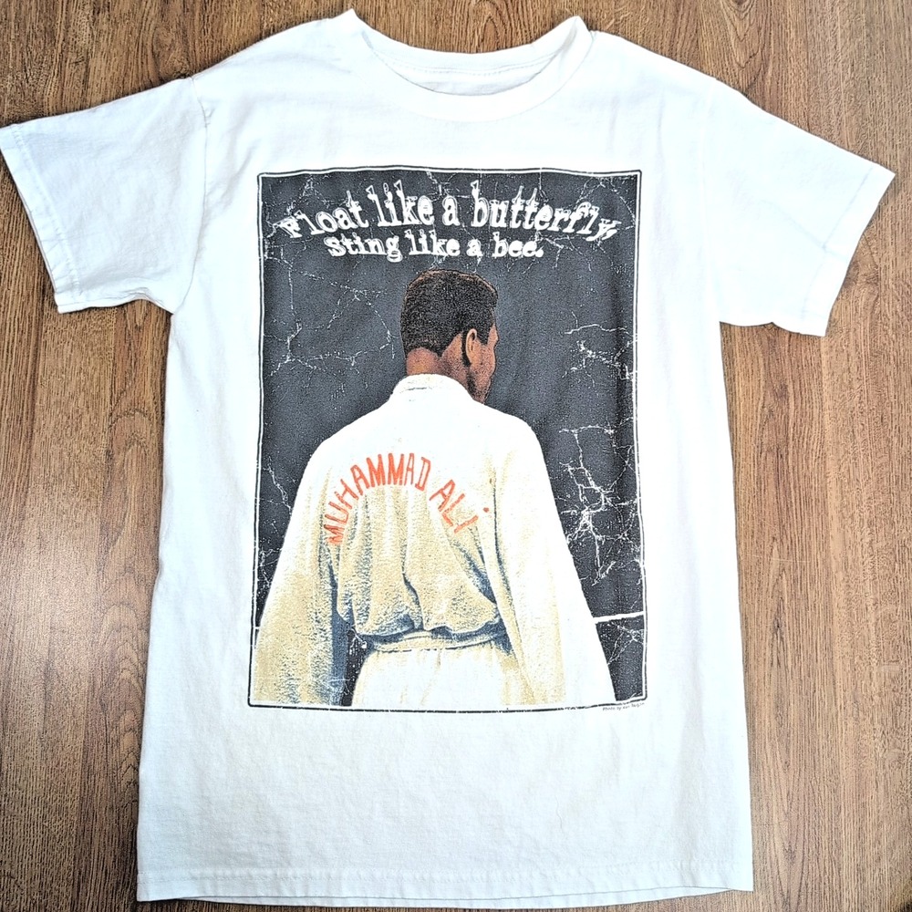 Muhammad Ali T-Shirt Mens S Small 100% Cotton White Sting Like a Bee Daily Shirt - Picture 2 of 5